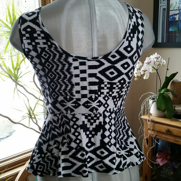 Sleeveless top - Picture 2 of 3